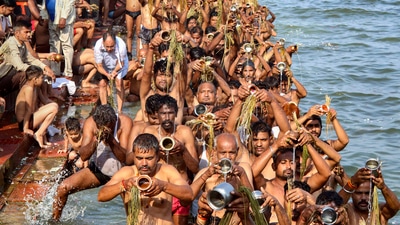 Bhopal: People perform 'tarpan' ritual for their ancestors along the banks of the Upper Lake on the last day of ‘Pitru Paksha.’ (PTI) Bhopal: People perform 'tarpan' ritual for their ancestors along the banks of the Upper Lake on the last day of ‘Pitru Paksha.’ (PTI)