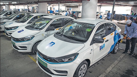 Blu Smart Cabs’ charging hub in Nehru Place, New Delhi. (Sanchit Khanna/HT Photo)