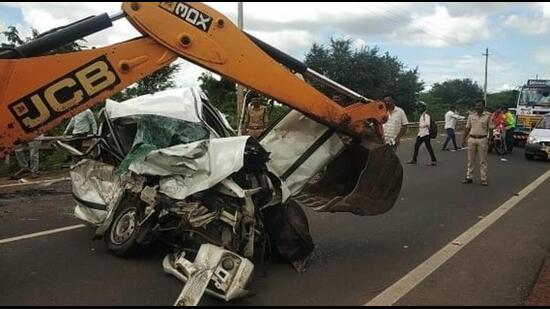 A JCB deployed to remove the remains of the crushed car on Belagavi-Bagalkot road. (HT Photo) A JCB deployed to remove the remains of the crushed car on Belagavi-Bagalkot road. (HT Photo)