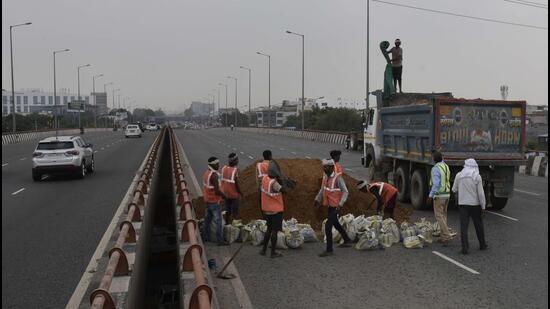 A view of the closed carriageway at Hero Honda Chowk (HHC) flyover, in Gurugram. (Vipin Kumar/HT Photo) A view of the closed carriageway at Hero Honda Chowk (HHC) flyover, in Gurugram. (Vipin Kumar/HT Photo)