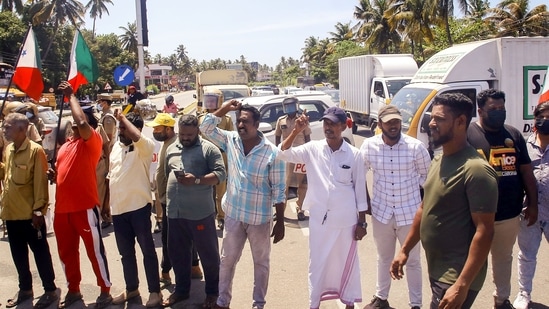 Activists of Popular Front of India (PFI) block Kazhakootam - Kovalam bypass during their protest against the raid by NIA on the PFI party offices in Kerala, in Thiruvananthapuram.&nbsp;(PTI)