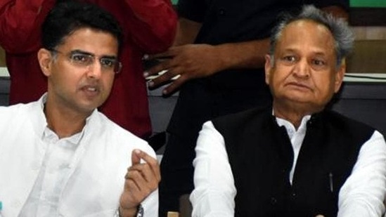 Rajasthan chief minister Ashok Gehlot (right) with former deputy chief minister Sachin Pilot (left).&nbsp;(PTI file photo)