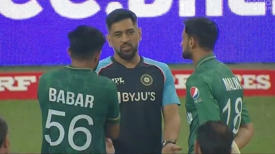 MS Dhoni in interaction with Pakistan captain Babar Azam and Shoaib Malik(Twitter)