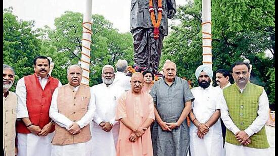 Chief minister Yogi Adityanath with other leaders after paying homage to Deen Dayal Upadhyay in Lucknow on Sunday. (HT PHOTO)