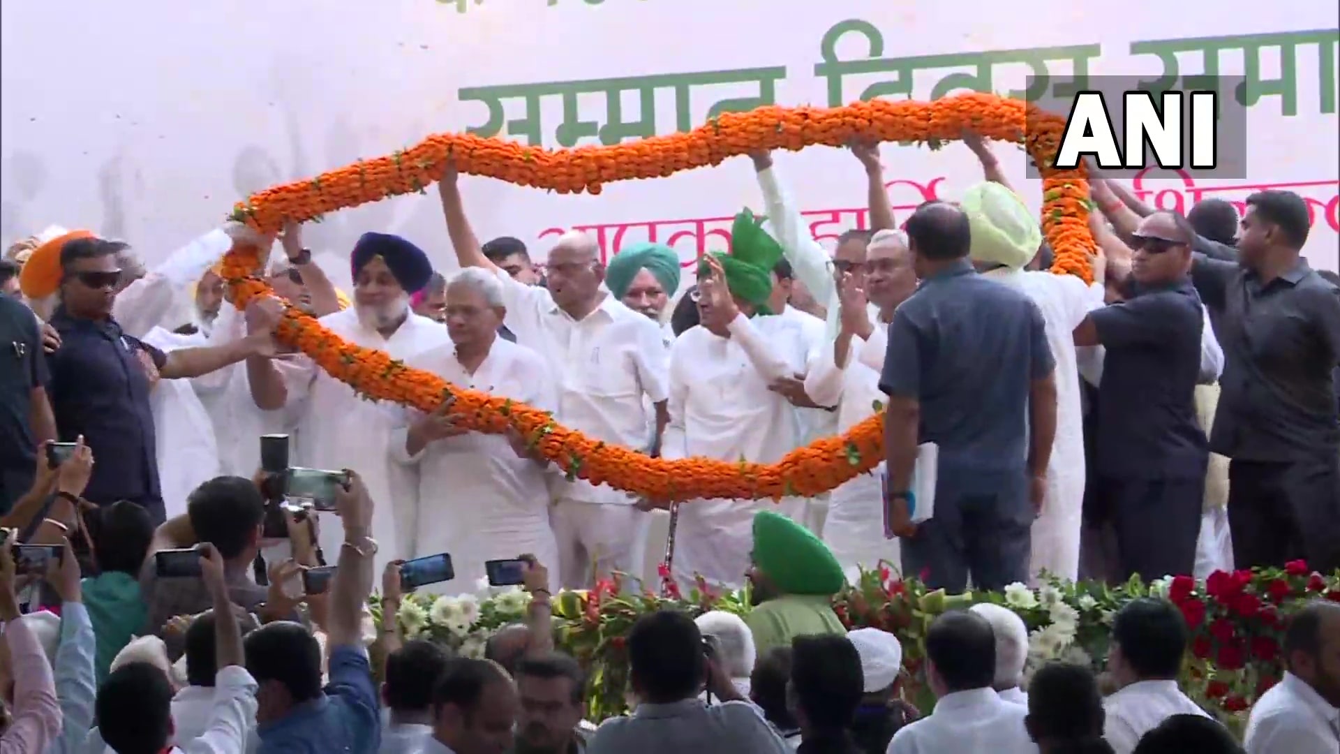 SAD's Sukhbir Singh Badal, Bihar CM Nitish Kumar, CPIM's Sitaram Yechury, NCP supremo Sharad Pawar and INLD chief Om Prakash Chautala at the rally. (ANI)