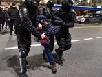 Russia-Ukraine War: Police officers detain demonstrators in Saint Petersburg.(AFP) Russia-Ukraine War: Police officers detain demonstrators in Saint Petersburg.(AFP)