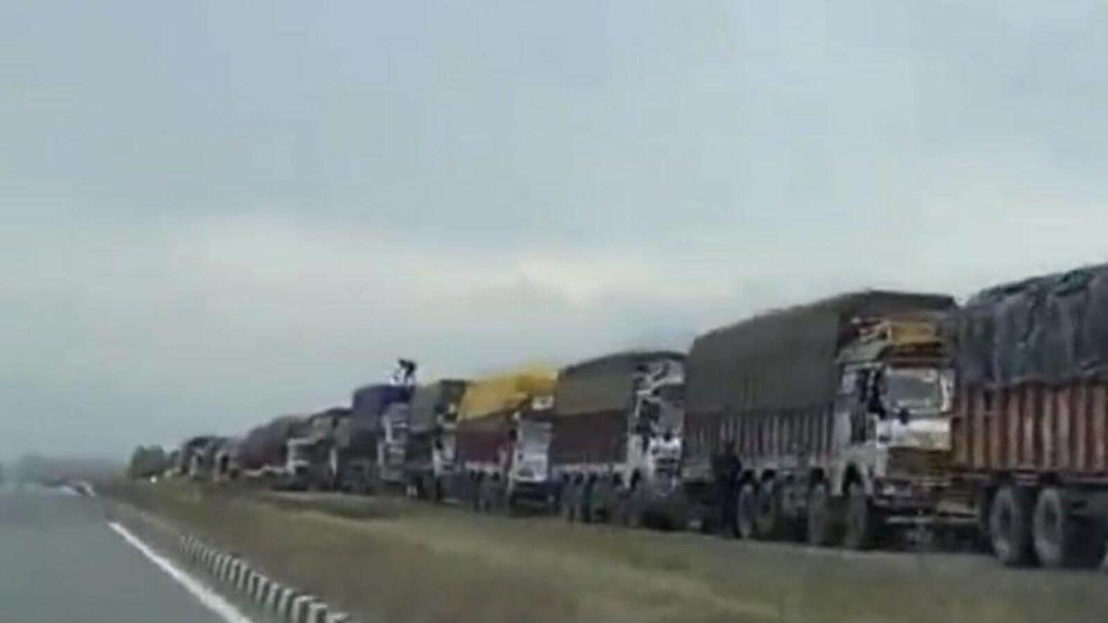 Hundreds of fruit trucks stranded on SrinagarJammu highway, growers