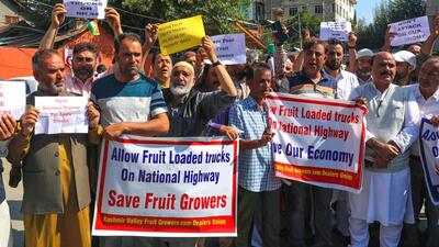 Protest against authorities for allegedly stopping their fruit laden trucks along the 270 kilometre long national highway. (Waseem Andrabi/HT Photo) Protest against authorities for allegedly stopping their fruit laden trucks along the 270 kilometre long national highway. (Waseem Andrabi/HT Photo)