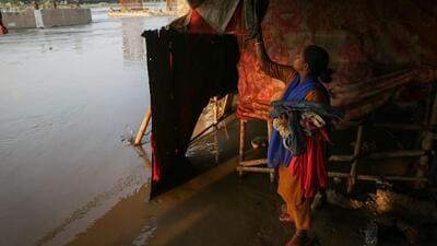 The warning level of the River Yamuna is fixed at 204.50 metre, the danger level at 205.33 metre and the evacuation level at 206 metre. (HT Photo/Sanchit Khanna) The warning level of the River Yamuna is fixed at 204.50 metre, the danger level at 205.33 metre and the evacuation level at 206 metre. (HT Photo/Sanchit Khanna)