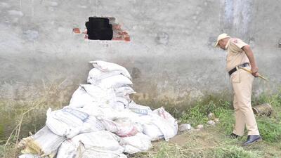 A policeman investigating the spot after robbers shot dead a factory worker in the Jaspal Bangar area of Sahnewal on Monday. (HT Photo) A policeman investigating the spot after robbers shot dead a factory worker in the Jaspal Bangar area of Sahnewal on Monday. (HT Photo)
