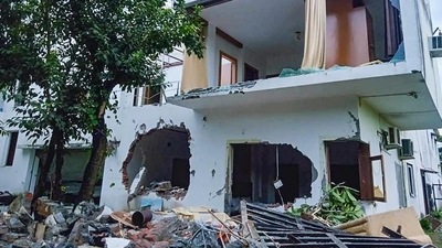 The Uttarakhand woman’s family said bulldozing the resort hurriedly overnight may have destroyed the evidence at the crime scene. (PTI) The Uttarakhand woman’s family said bulldozing the resort hurriedly overnight may have destroyed the evidence at the crime scene. (PTI)