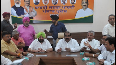 Chandigarh, India September 26: Capt Amrinder Singh being welcomed along with Punjab president Ashwani Sharma and others during the BJP Punjab Core committee meeting at bjp Punjab office in sector 37 Chandigarh on Monday, September 26, 2022. Photo by Ravi Kumar/ Hindustan Times (HT photo (Ravi Kumar)) Chandigarh, India September 26: Capt Amrinder Singh being welcomed along with Punjab president Ashwani Sharma and others during the BJP Punjab Core committee meeting at bjp Punjab office in sector 37 Chandigarh on Monday, September 26, 2022. Photo by Ravi Kumar/ Hindustan Times (HT photo (Ravi Kumar))