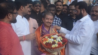 Personal assistant of late Sena chief Bal Thackeray Champa Singh Thapa has joined the Shinde group in the presence of Chief Minister Eknath Shinde in Devi's procession in Thane on Monday. (praful Gangurde/HT photos) Personal assistant of late Sena chief Bal Thackeray Champa Singh Thapa has joined the Shinde group in the presence of Chief Minister Eknath Shinde in Devi's procession in Thane on Monday. (praful Gangurde/HT photos)