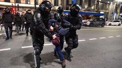 Russia-Ukraine War: Police officers detain demonstrators in Saint Petersburg. (AFP)