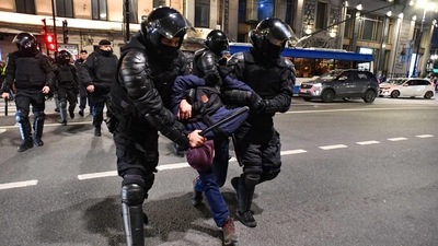Russia-Ukraine War: Police officers detain demonstrators in Saint Petersburg. (AFP)