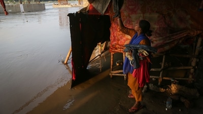 New Delhi, India - Sept. 26, 2022: A view of Yamuna River after reports of rise in the water level following heavy rain, at Old Iron Bridge, in New Delhi, India, on Monday, September 26, 2022. (Photo by Sanchit Khanna/ Hindustan Times) (Hindustan Times) New Delhi, India - Sept. 26, 2022: A view of Yamuna River after reports of rise in the water level following heavy rain, at Old Iron Bridge, in New Delhi, India, on Monday, September 26, 2022. (Photo by Sanchit Khanna/ Hindustan Times) (Hindustan Times)