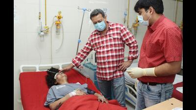 One of the injured tourists undergoing treatment at the zonal hospital in Banjar in Kullu district on Monday. Five tourists died on the spot, while two succumbed to injuries in the hospital. Ten tourists were injured in accident. (Aqil Khan/HT) One of the injured tourists undergoing treatment at the zonal hospital in Banjar in Kullu district on Monday. Five tourists died on the spot, while two succumbed to injuries in the hospital. Ten tourists were injured in accident. (Aqil Khan/HT)