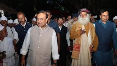 Sadhguru is seen driving a vehicle inside the park with the Assam CM in the front passenger seat. (Twitter | Kaziranga National Park & Tiger Reserve) Sadhguru is seen driving a vehicle inside the park with the Assam CM in the front passenger seat. (Twitter | Kaziranga National Park & Tiger Reserve)