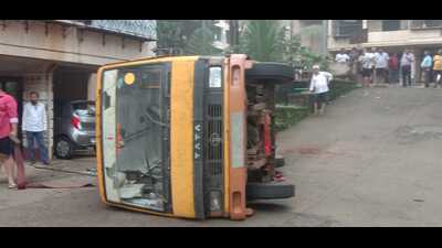 The video of the bus toppling has gone viral on social media (HT Photo) The video of the bus toppling has gone viral on social media (HT Photo)