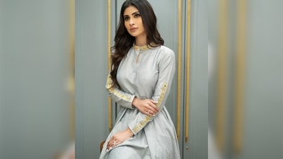 Mouni Roy's set comes with a matching straight cut palazzo and a dark blue chanderi dupatta with zari lines and thread tassels. (Instagram/@imouniroy) Mouni Roy's set comes with a matching straight cut palazzo and a dark blue chanderi dupatta with zari lines and thread tassels. (Instagram/@imouniroy)