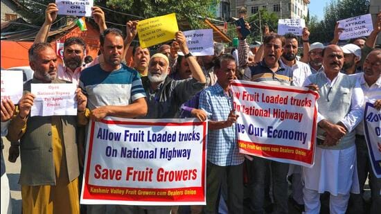 Protest against authorities for allegedly stopping their fruit laden trucks along the 270 kilometre long national highway. (Waseem Andrabi/HT Photo)