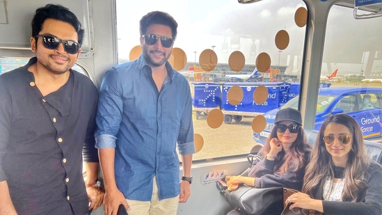 Ponniyin Selvan I cast Karthi, Jayam Ravi, Aishwarya Rai, and Trisha Krishnan inside an airport shuttle bus.