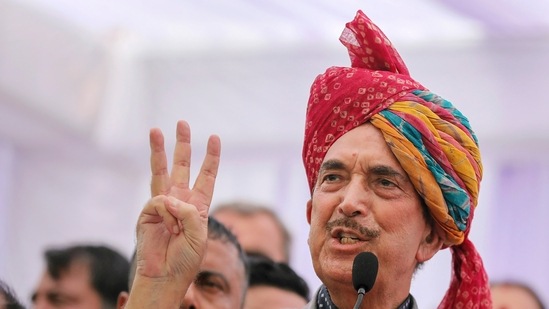 Former chief minister Ghulam Nabi Azad addresses a public rally in Jammu.(PTI) Former chief minister Ghulam Nabi Azad addresses a public rally in Jammu.(PTI)