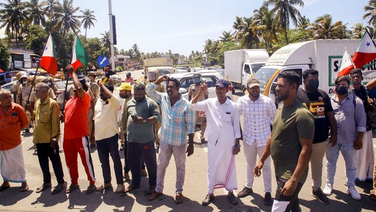 Activists of Popular Front of India (PFI) block Kazhakootam - Kovalam bypass during their protest against the raid by NIA on the PFI party offices in Kerala, in Thiruvananthapuram.&nbsp;(PTI)