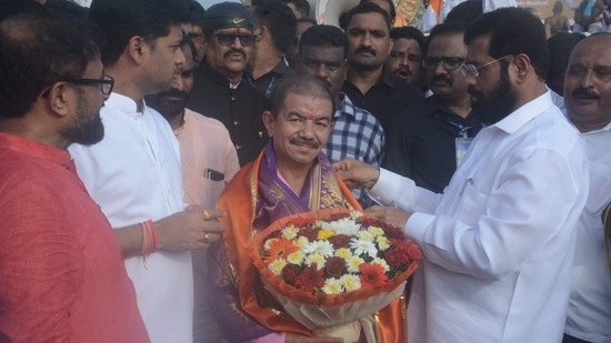 Personal assistant of late Sena chief Bal Thackeray Champa Singh Thapa has joined the Shinde group in the presence of Chief Minister Eknath Shinde in Devi's procession in Thane on Monday.(praful Gangurde/HT photos)