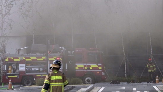 South Korea Mall Fire: South Korean firefighters battle a fire at a shopping mall in Daejeon, South Korea.(AP) South Korea Mall Fire: South Korean firefighters battle a fire at a shopping mall in Daejeon, South Korea.(AP)
