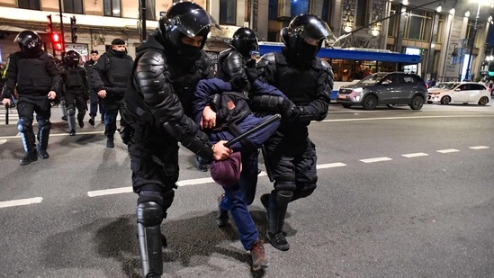 Russia-Ukraine War: Police officers detain demonstrators in Saint Petersburg.(AFP)