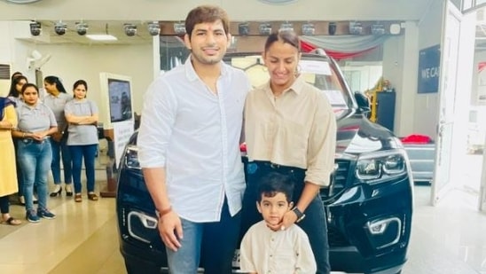 Wrestler couple Geeta Phogat and Pawan Sharma pose with their son. (Geeta Phogat/Twitter)