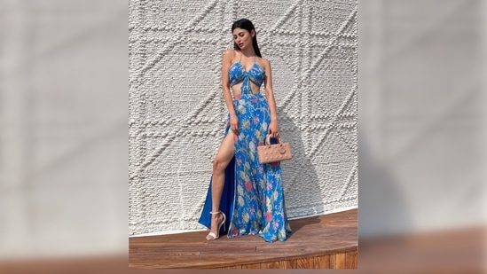 Mouni Roy teamed her look with a peach handbag and nude square-toe stilettoes.(Instagram/@imouniroy)