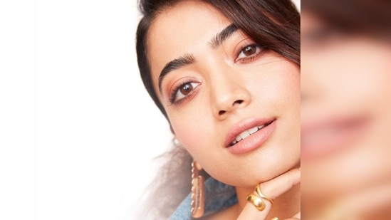 Rashmika Mandanna went for subtle makeup with neutral eyes and lips.(Instagram/@rashmika_mandanna)
