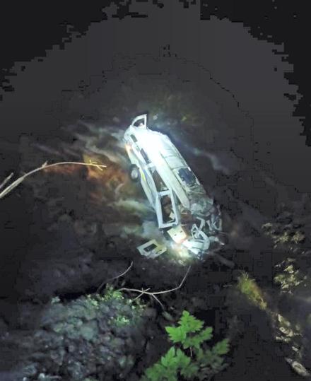 The mangled remains of the Tempo Traveller that met with an accident at Banjar on the Aut-Luhri highway in Kullu district on Sunday night. (HT Photo) The mangled remains of the Tempo Traveller that met with an accident at Banjar on the Aut-Luhri highway in Kullu district on Sunday night. (HT Photo)