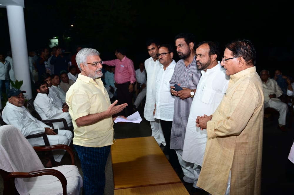 Congress MLAs submitting their resignation (HT)