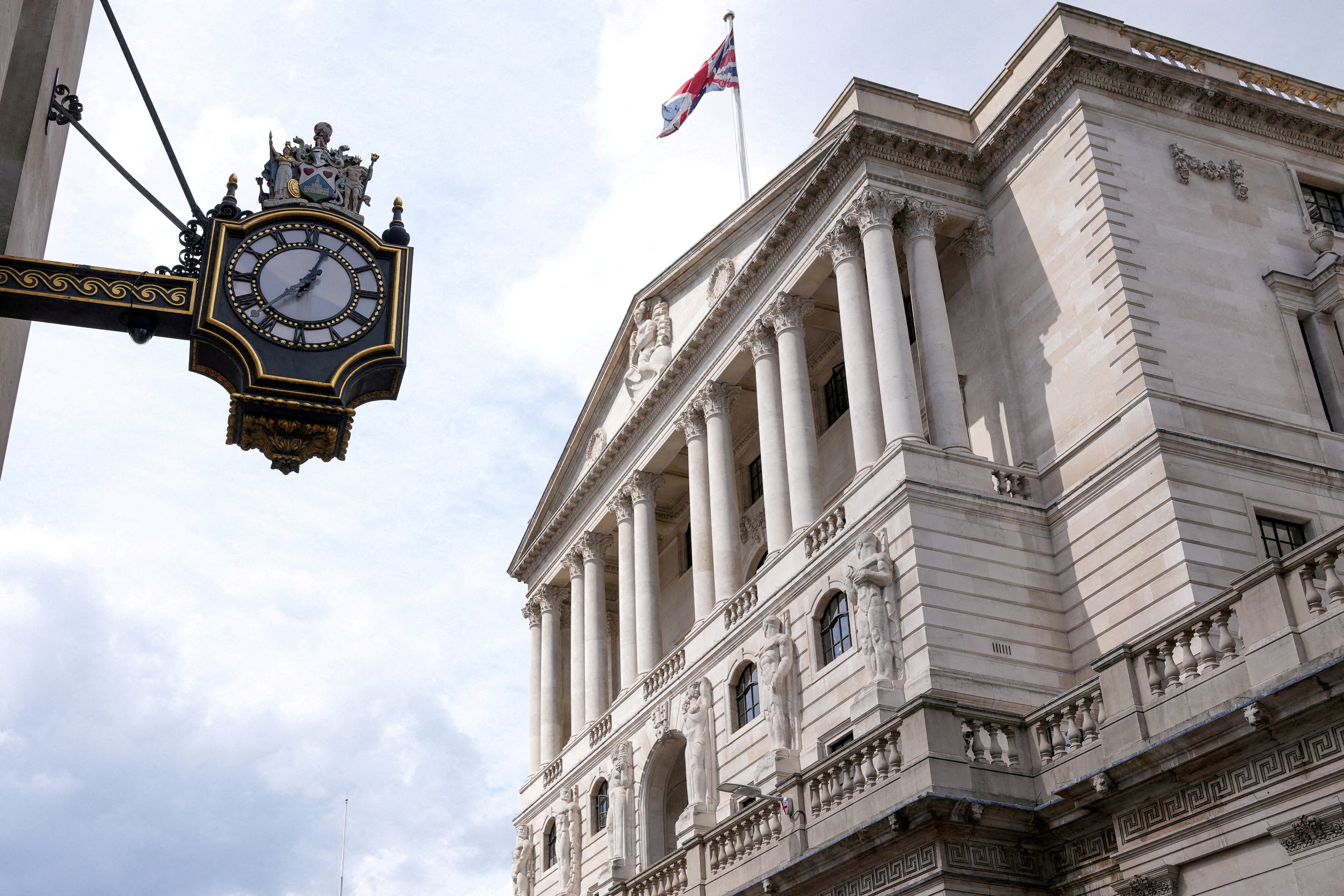 Money markets now expect 200 basis points of rate increases by the BOE’s next meeting in November, more than triple the size of its last hike. Bets of that size could imply hedging against an immediate move. (REUTERS/Maja Smiejkowska/File Photo)
