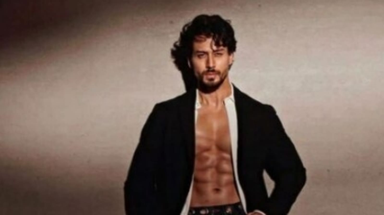 Tiger Shroff kickstarts week with intense Dumbbell Chest Press Watch