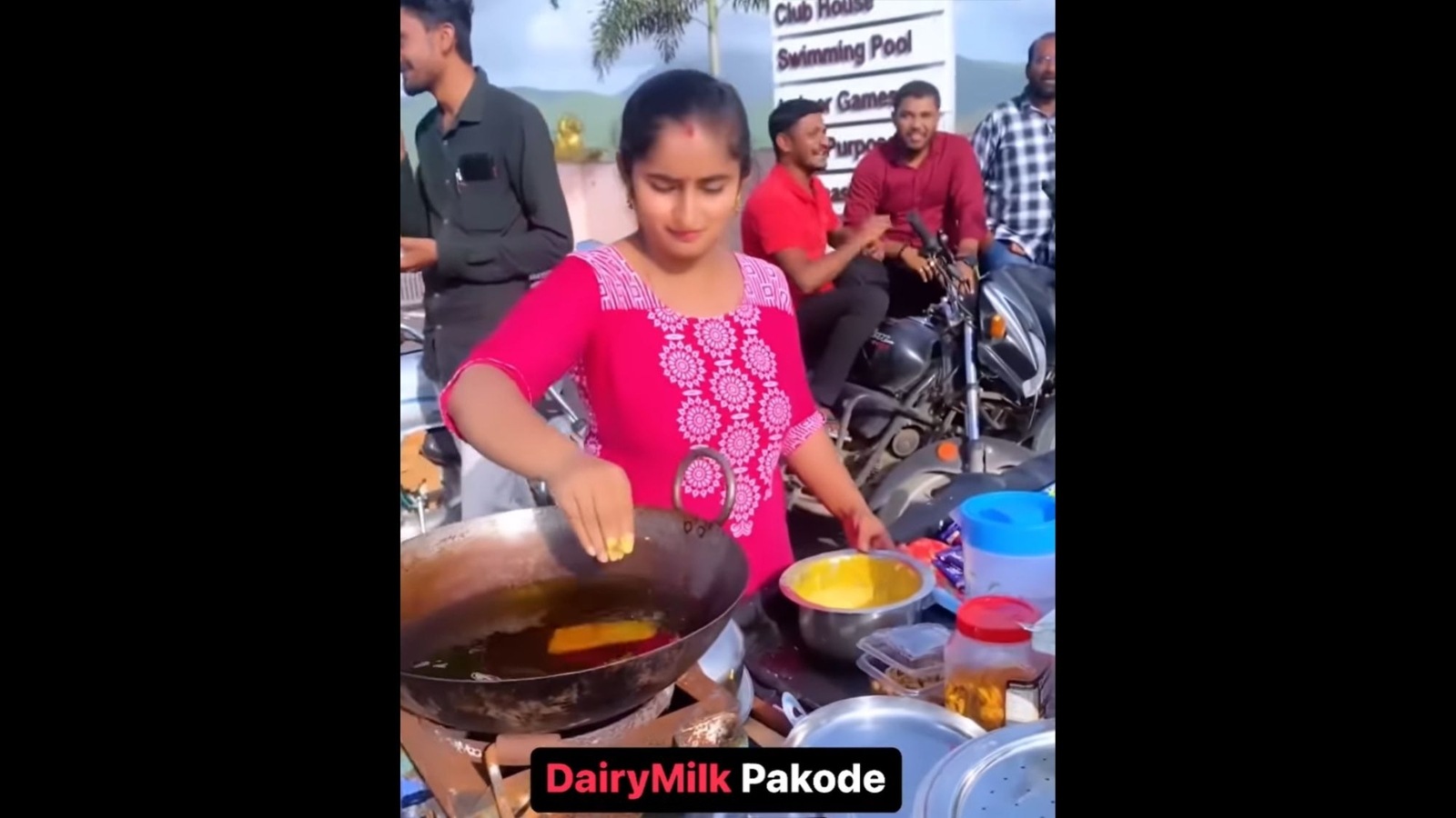Woman makes 'chocolate pakodas', sprinkles masala and serves with green ...