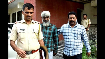 Abdul Rehman Adbul Rauf Shaikh (centre), one of the six linked to PFI who were held in Thane and Navi Mumbai, outside CBD Belapur court on Tuesday. (BACHCHAN KUMAR/HT PHOTO) Abdul Rehman Adbul Rauf Shaikh (centre), one of the six linked to PFI who were held in Thane and Navi Mumbai, outside CBD Belapur court on Tuesday. (BACHCHAN KUMAR/HT PHOTO)