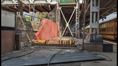 The Pune railway division has started work to demolish the oldest foot-overbridge (FOB) at Pune railway station in a phase-wise manner. (Shankar Narayan/HT PHOTO)