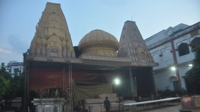 Pandal on the theme of Kashi Vishwanath Corridor. (HT)
