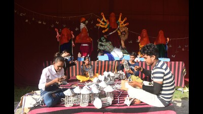 Underprivileged children using waste material to make a Durga puja pandal in Vikas Nagar in Lucknow. (Deepak Gupta/HT)