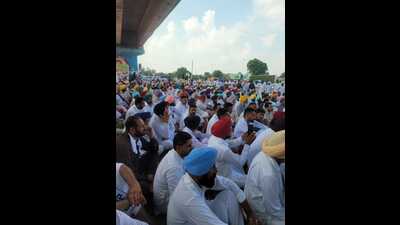 The protesting members gathered at Bathinda bypass in the morning and then marched toward CM’s residence. (HT photo)