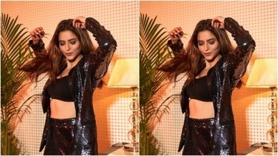 Styled by fashion stylist Malvika Tater, Aamna wore her tresses open in wavy curls with a middle part. (Instagram/@aamnasharifofficial)