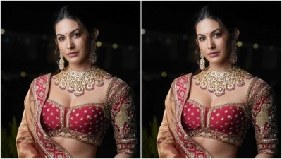 Assisted by makeup artist Mitali Vakil, Amyra decked up in nude eyeshadow, black eyeliner, mascara-laden eyelashes, drawn eyebrows, contoured cheeks, a shade of nude lipstick and a small red bindi. (Instagram/@amyradastur93) Assisted by makeup artist Mitali Vakil, Amyra decked up in nude eyeshadow, black eyeliner, mascara-laden eyelashes, drawn eyebrows, contoured cheeks, a shade of nude lipstick and a small red bindi. (Instagram/@amyradastur93)