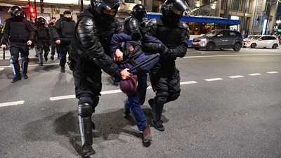 Russia-Ukraine War: Police officers detain demonstrators in Saint Petersburg. (AFP) Russia-Ukraine War: Police officers detain demonstrators in Saint Petersburg. (AFP)