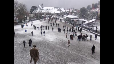 Tourists and local people throng a street to enjoy fresh snowfall in Shimla. (HT File Photo) Tourists and local people throng a street to enjoy fresh snowfall in Shimla. (HT File Photo)