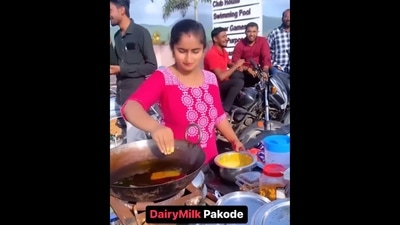 A screengrab of the video shared by RJ Rohan on Instagram. It shows the woman making chocolate pakodas. (Instagram/@radiokarohan) A screengrab of the video shared by RJ Rohan on Instagram. It shows the woman making chocolate pakodas. (Instagram/@radiokarohan)