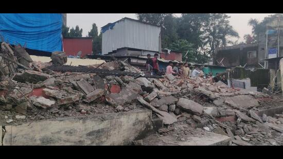The wall that collapsed in Bhiwandi on Tuesday. Four children and a 60-year-old were injured as the wall collapsed during demolition. (HT PHOTO)